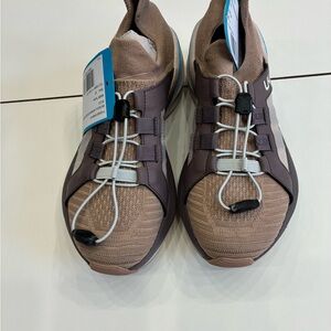 UYN Brown Athletic Shoes with Elastic Lacing
